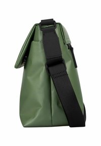 Sac étanche vert texturé avec un rabat, une sangle noire réglable et une poche latérale zippée. Présente des lignes épurées et un style minimaliste.