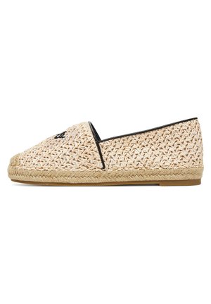 Espadrilla piatta beige intrecciata con suola in juta intrecciata, bordo nero e logo nero ricamato sulla parte anteriore superiore.