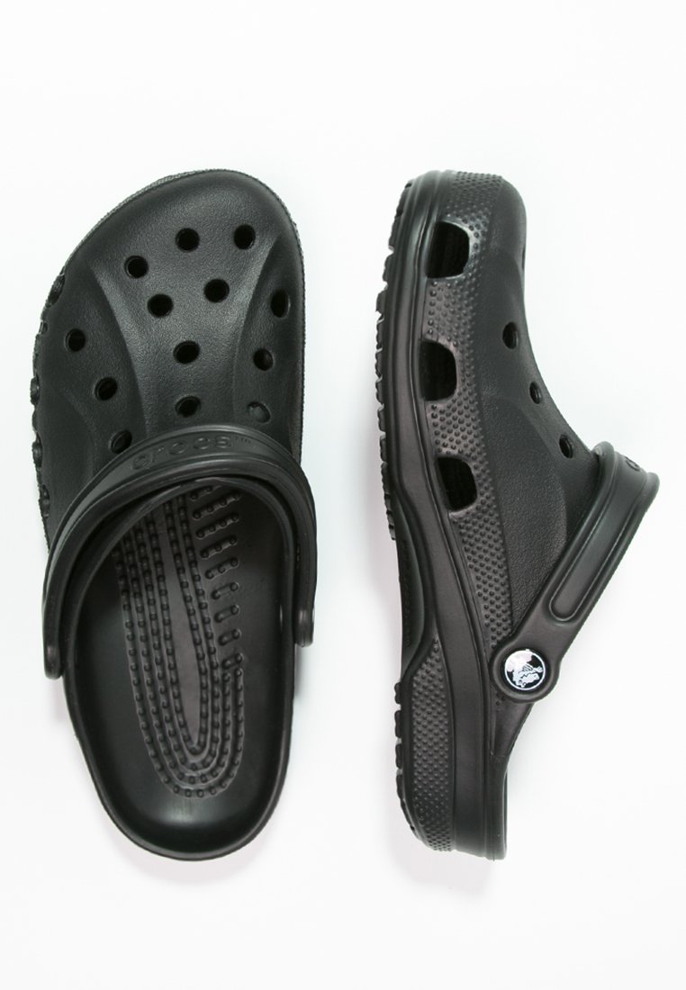 Zuecos negros de Crocs hechos de material ligero con orificios de ventilación laterales, una plantilla texturizada y una correa trasera para un ajuste seguro.
