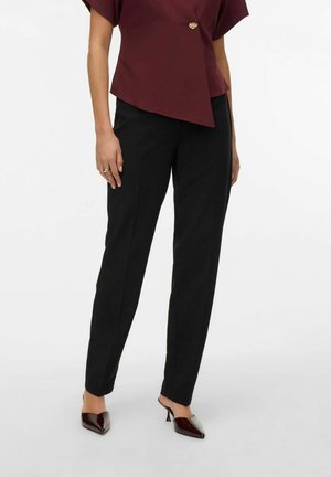 Pantalon noir ajusté avec une coupe droite, associé à un blouse bordeaux présentant un design enveloppant diagonal et un seul bouton accent doré.