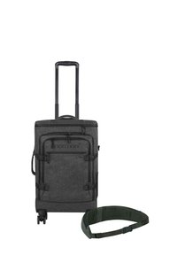 Schwarzer Stoffkoffer mit ausziehbarem Griff, vier Rollen, mehreren Reißverschlüssen und verstellbarem grünen Gürtel. Strukturierte Oberfläche mit Logodetail.