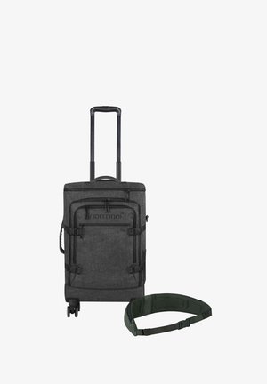 Schwarzer Stoffkoffer mit ausziehbarem Griff, vier Rollen, mehreren Reißverschlüssen und verstellbarem grünen Gürtel. Strukturierte Oberfläche mit Logodetail.