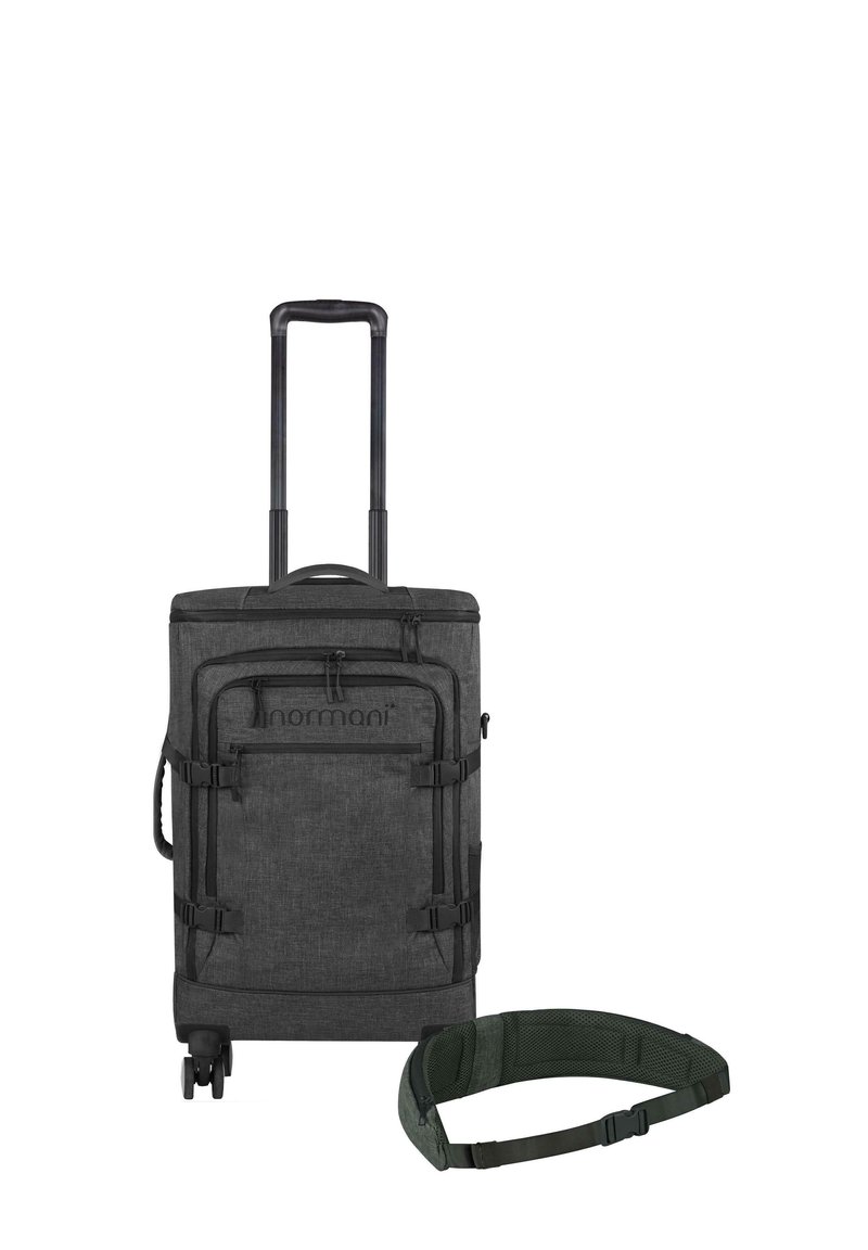 Schwarzer Stoffkoffer mit ausziehbarem Griff, vier Rollen, mehreren Reißverschlüssen und verstellbarem grünen Gürtel. Strukturierte Oberfläche mit Logodetail.