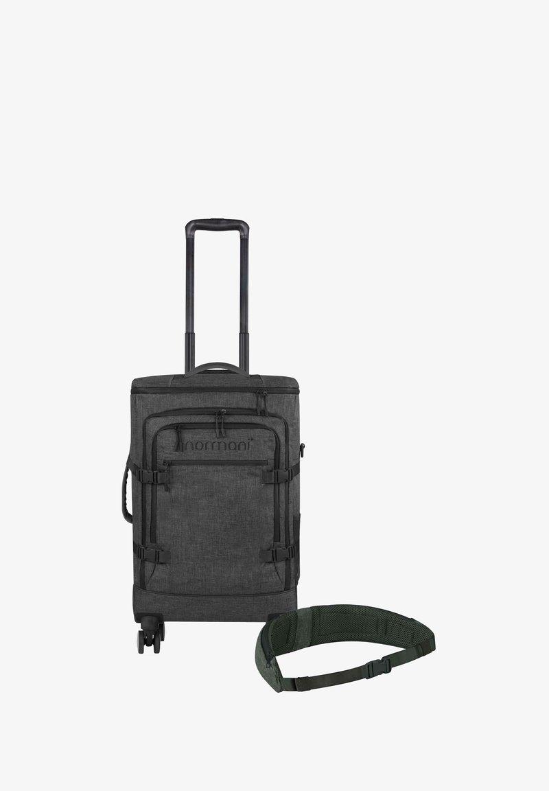 Schwarzer Stoffkoffer mit ausziehbarem Griff, vier Rollen, mehreren Reißverschlüssen und verstellbarem grünen Gürtel. Strukturierte Oberfläche mit Logodetail.