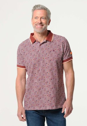 Korte mouwen polo shirt in roodbruin met een gestippelde stof met kleine geometrische ontwerpen, contrasterende kraag en mouwafwerkingen.