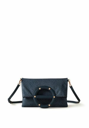 Petit sac bandoulière noir texturé avec sangle réglable et grande boucle décorative circulaire avec accents dorés au centre avant.