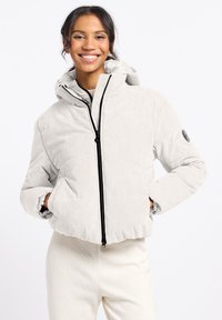 Lichtgrijze corduroy pufferjack met capuchon, uitgerust met een voorkeursrits, elastische boorden en een logopatch op de mouw. Gladde textuur.