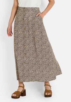 Falda midi de leopardo con un frente de botones, bolsillos y una silueta en A. La tela es ligera y de textura suave. Sandalias de plataforma marrones.