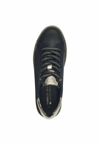 Baskets en cuir noir avec des panneaux latéraux en mesh, des accents métalliques et des lacets texturés. Présente un logo en forme de cœur à l'arrière et des détails dorés.