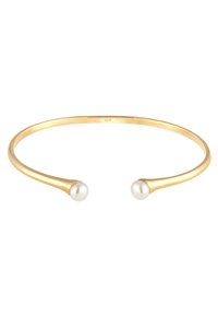 Guldfärgad manschettarmband med två vita pärlor i varje ände. Designen har en slät, rundad form med en polerad finish.