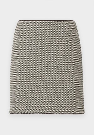 Fustă mini dreaptă cu model în carouri houndstooth alb-negru, talie înaltă, fără ornamentații sau buzunare vizibile.