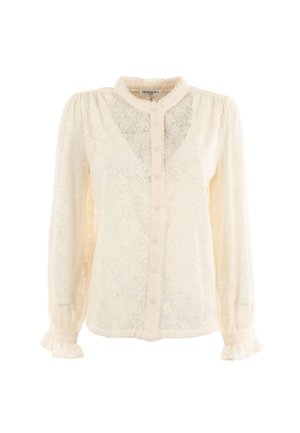 Blusa de encaje en color blanco roto con cuello alto, cierre de botones y mangas largas con puños con volantes. Textura delicada y patrón floral.