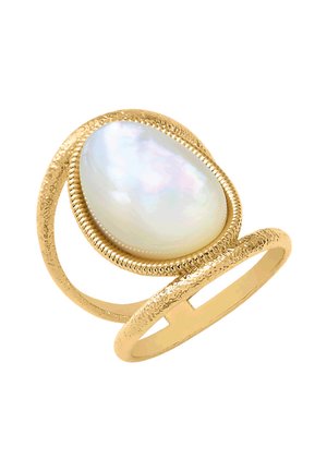 Bague texturée en or avec une perle blanche ovale et irisée sertie dans une monture style corde torsadée.