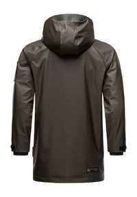 Mørk olivengrønn vanntett jakke med hette, lange ermer, justerbare mansjetter og en logo-tag på nedre del av ryggen. Glatt, shiny tekstur.