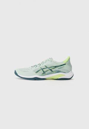 Valkoinen urheilujalkine, jossa on verkkopinta, tummansinisiä yksityiskohtia, pyöreä kärki ja valkoinen midsole. Varustettu teksturoidulla ulkopohjalla pidon lisäämiseksi.