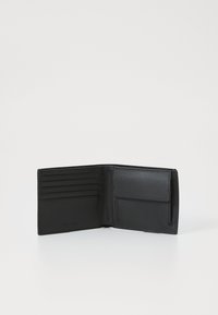 Schwarze Lederbörse mit glatter Textur, ausgestattet mit mehreren Kartenfächern auf der linken Seite und einem Einschubfach auf der rechten Seite. Minimalistisches Design.