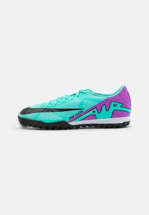 Türkis-lila Sportschuh mit schwarzer Sohle und Schnürsenkeln, mit einem großen schwarzen Swoosh und dem Text "Air Zoom" an der Seite.