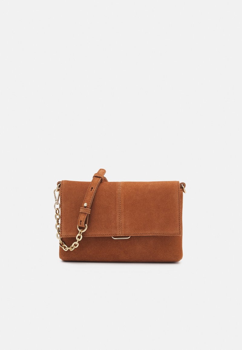 Brun ruskind clutch taske med klapdesign, justerbar skulderrem og metaldele i guldtoner. Har en glat tekstur og minimalistisk stil.