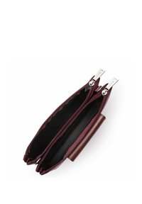 Clutch in pelle bordeaux con due scomparti con zip, interno in tessuto nero e texture liscia, con dettagli in metallo argentato.