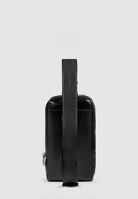 Borsa in pelle nera di forma rettangolare, con zip blu, tracolla regolabile e testurizzata, e superficie liscia. Presenta una tasca laterale.