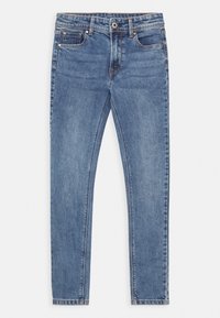 Jeans de mezclilla en azul claro con un diseño clásico de cinco bolsillos, corte recto y un desvanecimiento mínimo. Presenta un cierre frontal de botón y cremallera.