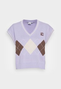 Ljubičasti džemper kratkih rukava s V-izrezom, koji sadrži smeđe i krem dijamantske uzorke te mali logotip na lijevoj strani prsnog dijela.