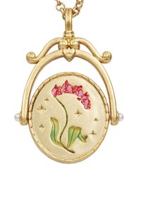 Zlatni privjesak s florarnim dizajnom, ružičastim laticama i zelenim listovima, ukrašen malim zvjezdicama i završeni s bisernim detaljem.