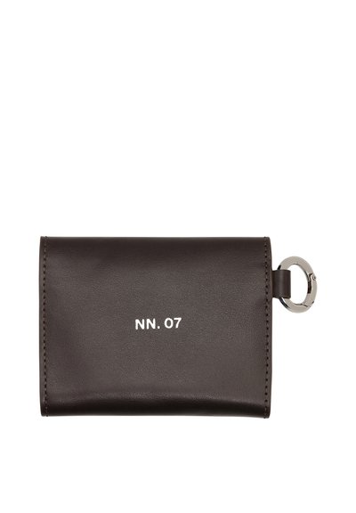 Tummanruskea nahkalompakko, jossa valkoinen "NN. 07"-logo keskellä edessä ja hopeinen avainrengas kiinnitetty oikealle puolelle.