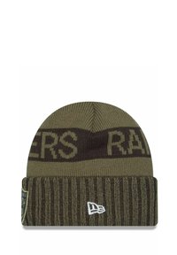 Strickmütze in olivgrün mit dunkelgrünen und braunen Streifen. Mit gesticktem Logo und kontrastierendem, strukturiertem Bündchen am unteren Rand.