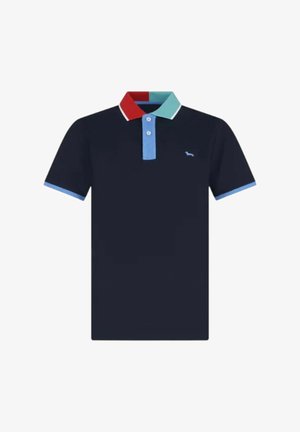 Polo shirt navy con colletto rosso, turchese e azzurro chiaro. Due bottoni, maniche corte con bordo azzurro chiaro e un piccolo logo sul petto.