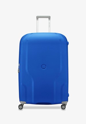 Grote blauwe harde koffer met een verlengbare telescopische handgreep, vier draaiwielen en een gestructureerd oppervlak voor grip.