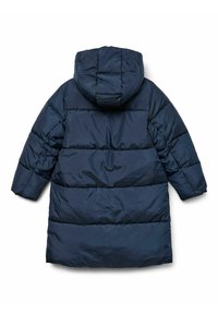 Granatowy, długi płaszcz puchowy z kapturem, z poziomymi przeszyciami, pikowaną fakturą i luźnym krojem. Bez widocznych zapięć.