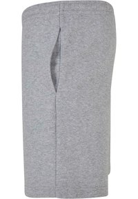 Shorts en coton gris à coupe droite, dotés d'une poche latérale et d'une texture douce et lisse. Design décontracté adapté à un usage quotidien.