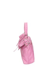 Borsa a spalla in tela rosa con finitura testurizzata, zip laterale e tracolla regolabile. Presenta hardware metallici e una forma strutturata.
