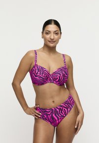 Roze bikini met zebra print, voorzien van een beugel top en bijpassende high-waisted broekjes. Gemaakt van gladde stof met verstelbare bandjes.