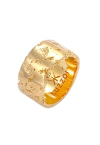 Anello d'oro con superficie testurizzata e irregolare e interno liscio. Presenta un motivo astratto distintivo. Inciso con "Kuzoi".