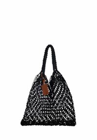 Borsa tote nera intrecciata con forma triangolare e manici intrecciati. Presenta un'etichetta in pelle attaccata, che mostra un design a rete aperta.