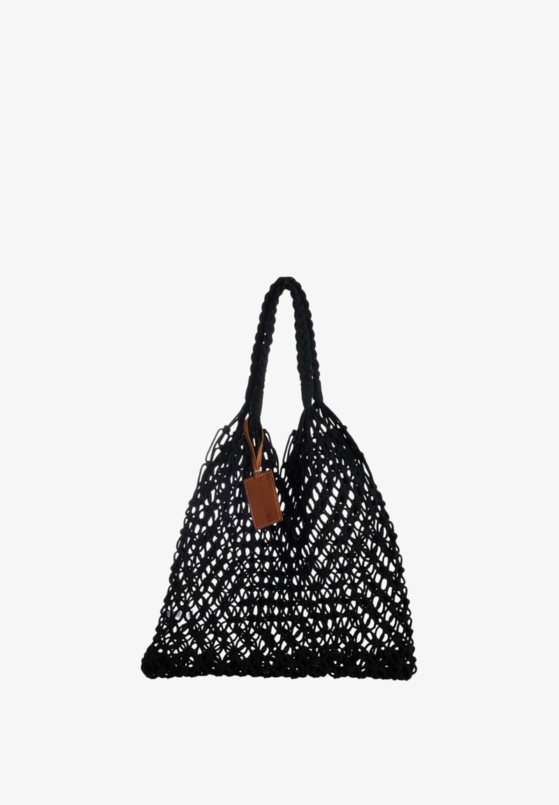 Borsa tote nera intrecciata con forma triangolare e manici intrecciati. Presenta un'etichetta in pelle attaccata, che mostra un design a rete aperta.