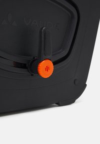 Contenitore di stoccaggio nero con design rotondo, dotato di una manopola arancione per il funzionamento e un logo del marchio in rilievo, realizzato in materiale durevole.