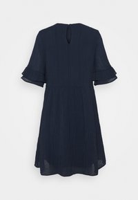 Robe bleu marine foncé en tissu texturé côtelé. Caractéristiques : manches courtes à volants et ouverture en forme de goutte dans le dos. Silhouette évasée.