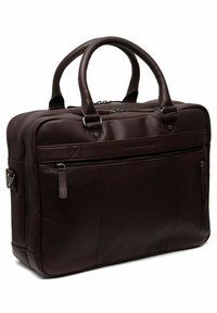 Borsa per laptop in pelle marrone con doppie maniglie, chiusura con zip e tasca frontale. Texture liscia con dettagli cuciti e accenti metallici.