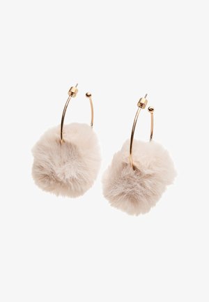 Orecchini a cerchio con accenti in pompon beige soffici, in metallo dorato, e un design elegante che presenta una chiusura a spillo e una texture liscia.
