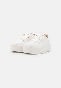 Weiße Sneakers mit einer strukturierten Oberfläche, goldenen Ösen und einer dicken Plattformsohle. Besitzen ein glattes Innenfutter und ein schnürbares Design.