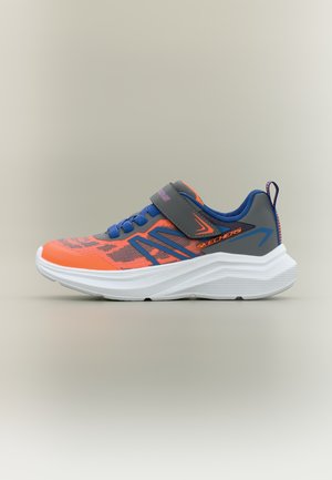 Zapatilla deportiva infantil en colores naranja, azul y gris, con cordones azules, tira de velcro y suela blanca gruesa, marca Skechers, vista lateral.