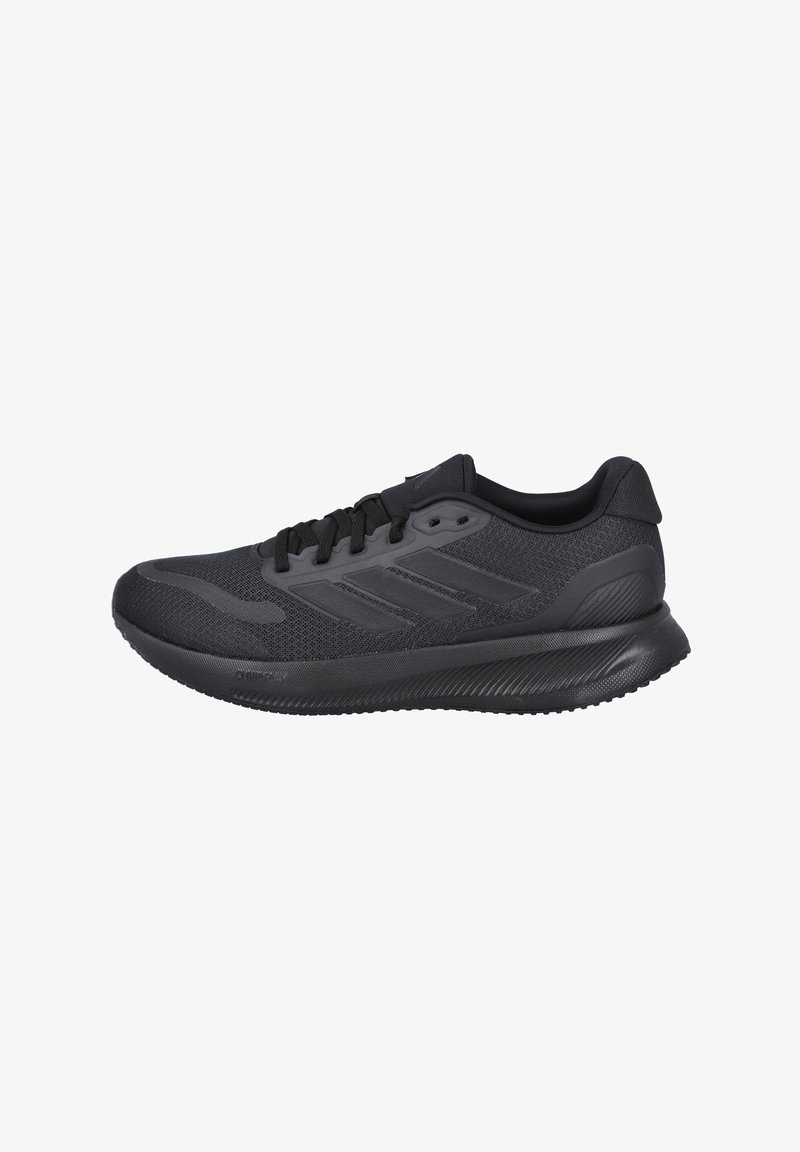 Zapato deportivo negro con parte superior de malla texturizada, detalles sintéticos y suela de goma. Presenta un sistema de cordones y un collar acolchado.