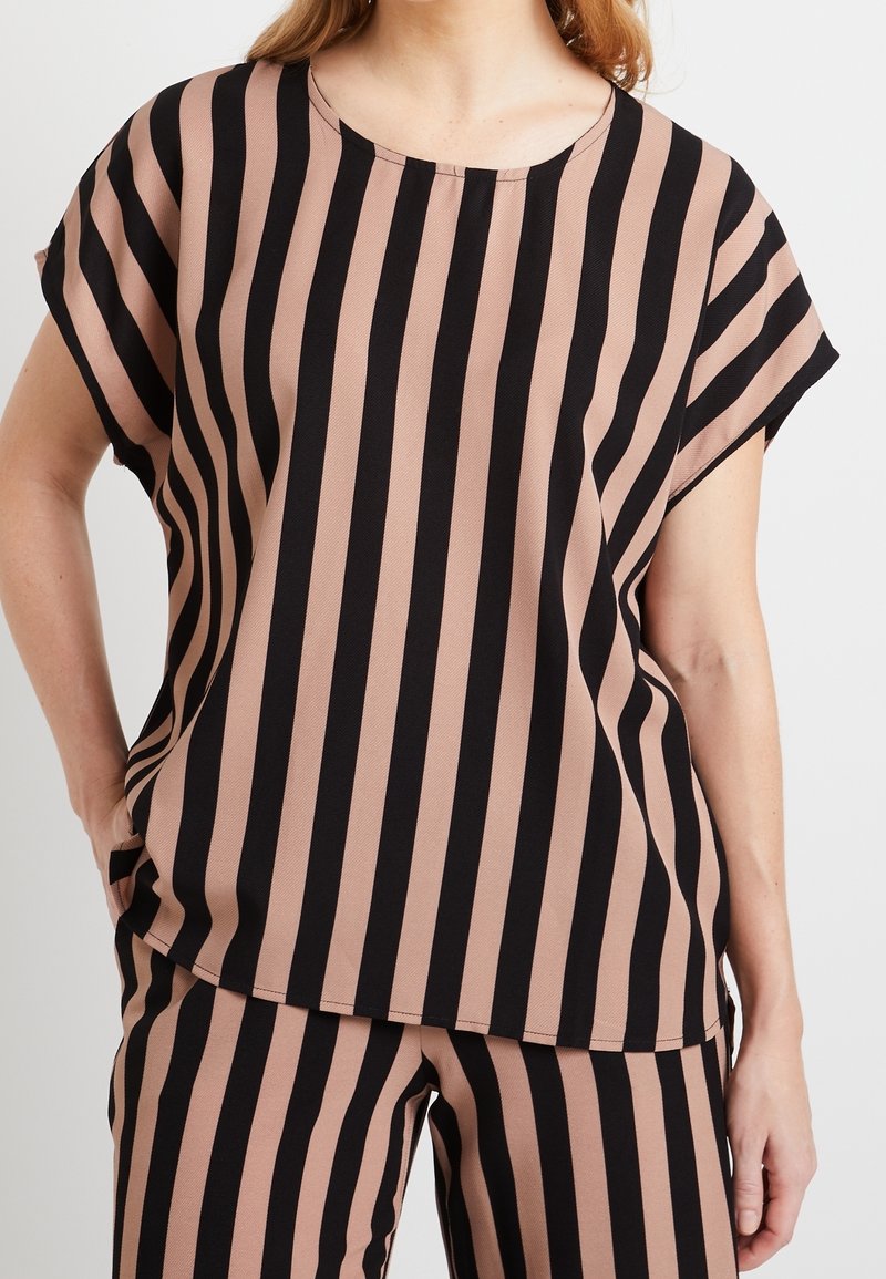Blusa a rayas en negro y rosa claro, con cuello redondo, mangas cortas y un corte relajado. La tela parece ligera y tiene una textura suave.