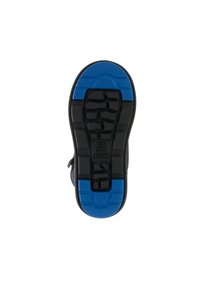 Svart och blå sko sula med texturerad gummi, med ett mönstrat däck för grepp och en framträdande logotyp i mitten.