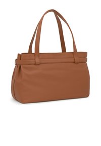 Brązowa torba typu tote z podwójnymi uchwytami, o ustrukturyzowanym kształcie, płaskim dnie i gładkiej fakturze. Z przodu znajduje się subtelny pasek jako ozdoba.
