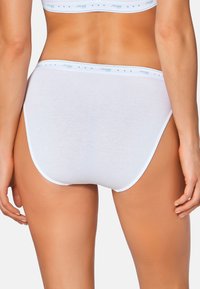Witte katoenen onderbroeken met een gladde textuur, voorzien van een lichtblauwe logo-band en een subtiel stippenpatroon langs de tailleband.