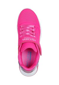 Zapatilla rosa con parte superior de malla y sintética, cordones planos y una tira de velcro. Suela de goma blanca, logo en el costado y área de puntera perforada.